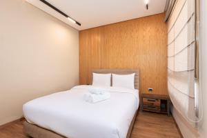 Azure Living 2BR Pool View & golf Prestigia