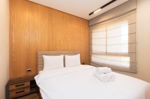Azure Living 2BR Pool View & golf Prestigia