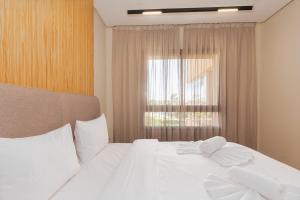Azure Living 2BR Pool View & golf Prestigia