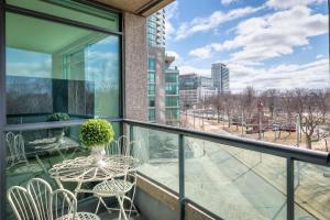 1BR Den Lake Facing Condo with Balcony & Parking
