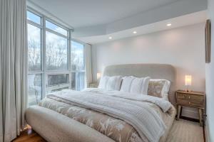 1BR Den Lake Facing Condo with Balcony & Parking