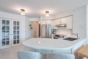 1BR Den Lake Facing Condo with Balcony & Parking