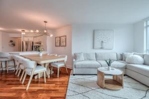 1BR Den Lake Facing Condo with Balcony & Parking