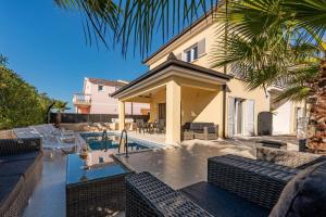 Villa Marevia - Luxury Pool Villa near Beach