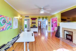 ‘Artists’ Nest’ Unique Home 2 Mi to Dtwn Longview!