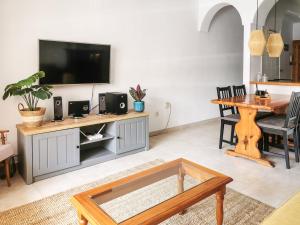 Casa Del Angel , Cosy 2 bed apartment,150m from Playa Los Locos plus beautiful swimming pool