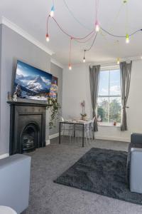 Bright High St Apartment In Heart Of Town Sleeps 6