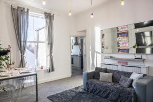Bright High St Apartment In Heart Of Town Sleeps 6