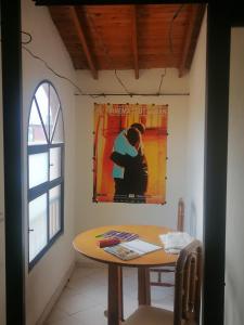 Cuarto con cuarto de baño y terraza