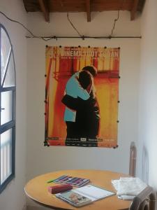 Cuarto con cuarto de baño y terraza