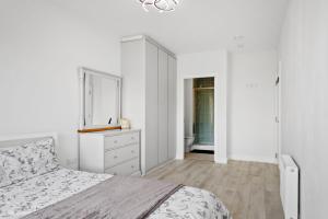 Luxurious 2 Bed apartment in South Dublin, right at Luas, Tram stop