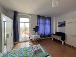 helle Ferienwohnung Apartment mit Balkon und Küche