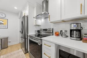 Newly Renovated 3BR 2BA in Heart of Andersonville condo