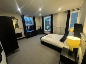 Queens room