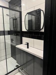 Queens room