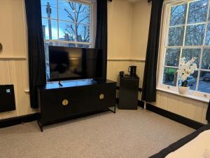 Queens room