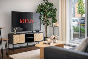 SereneAura Hideaway - Balcony, 1 Free Parking & Sleeps 4