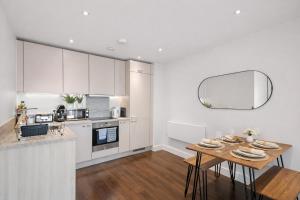 SereneAura Hideaway - Balcony, 1 Free Parking & Sleeps 4