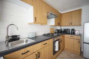 Modern 2 Bedroom House, Sleeps 4 , Garden & Parking, Easy Access to Central London