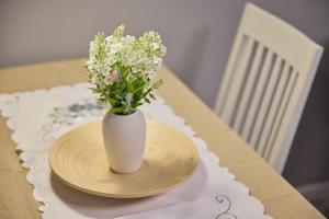 Modern 2 Bedroom House, Sleeps 4 , Garden & Parking, Easy Access to Central London