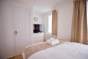 Modern 2 Bedroom House, Sleeps 4 , Garden & Parking, Easy Access to Central London