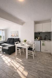 Villa Dalmacija Modern Apartments 1-Minute Walk to Beach