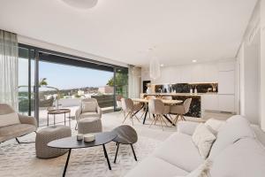 Luxury Penthouse with panoramic Sea & Mountain Views