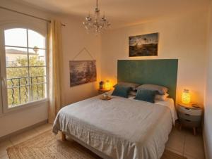 Belle marina avec piscine collective