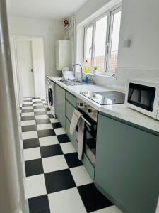 Petal House, Gloucester - Large, Spacious and charming