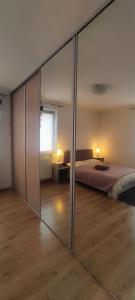 Cozy, Equipped Apartment with Free Monitored Private Parking close to Old Town
