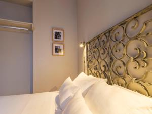 Cozy 1st Floor Flat Central Chiado District With Balconies and AC 19th Century building