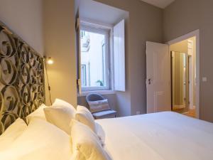 Cozy 1st Floor Flat Central Chiado District With Balconies and AC 19th Century building