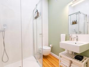 Cozy 1st Floor Flat Central Chiado District With Balconies and AC 19th Century building