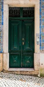 Cozy 1st Floor Flat Central Chiado District With Balconies and AC 19th Century building