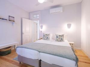 Alfama St George Castle District Fabulous 3 Bedrooms 2 Bathrooms AC Balcony 1st floor Apartment 19th Century Building