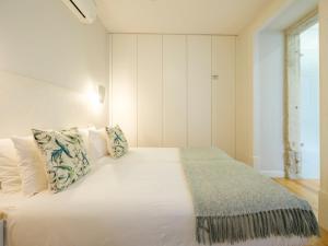 Alfama St George Castle District Fabulous 3 Bedrooms 2 Bathrooms AC Balcony 1st floor Apartment 19th Century Building