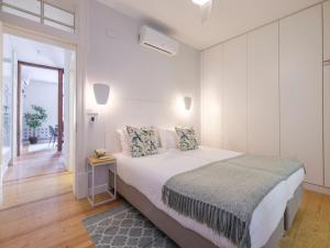 Alfama St George Castle District Fabulous 3 Bedrooms 2 Bathrooms AC Balcony 1st floor Apartment 19th Century Building