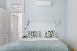 Alfama St George Castle District Fabulous 3 Bedrooms 2 Bathrooms AC Balcony 1st floor Apartment 19th Century Building