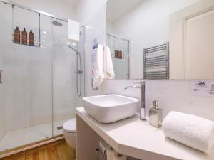 Alfama St George Castle District Fabulous 3 Bedrooms 2 Bathrooms AC Balcony 1st floor Apartment 19th Century Building