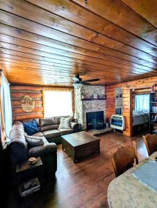 Charming Log Cabin in Tall Pines w Large Deck