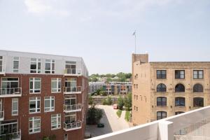 The Brady Corner Suite - Near Fiserv with Balcony