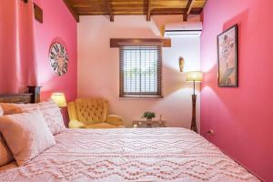 Stylish Colorful & Cozy Tropical Private Bedroom