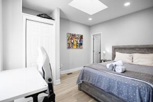 Impeccable Capitol Hill Apartment Free parking Pass