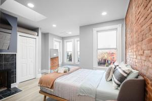 Impeccable Capitol Hill Apartment Free parking Pass