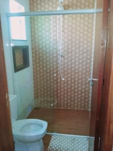 Casa Agradável Completa com 3 Quartos, 2 Banheiros e Garagem