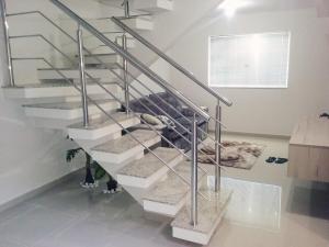 Casa Agradável Completa com 3 Quartos, 2 Banheiros e Garagem