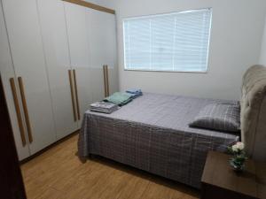 Casa Agradável Completa com 3 Quartos, 2 Banheiros e Garagem