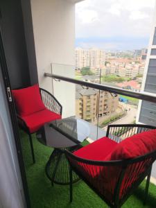 Modern Luxury Apartment Fast Wi-Fi Pool Gym Balcony