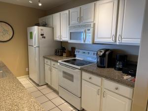 Lake Ozarks Get Away Topsider