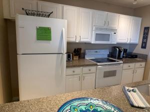 Lake Ozarks Get Away Topsider